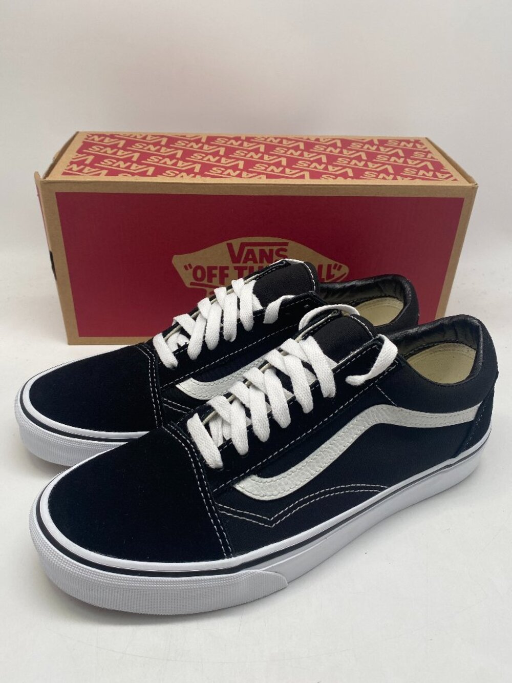 VANS OLD SKOOL BLACK/WHITE US MEN SIZE 8.0 ( WOMEN 9.5 )